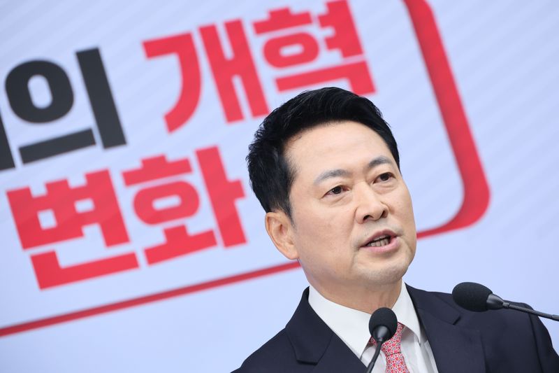 장동혁 국민의힘 대표가 26일 서울 여의도 국민의힘 당사에서 취임 1주년 기자회견을 하고 있다. 뉴스1