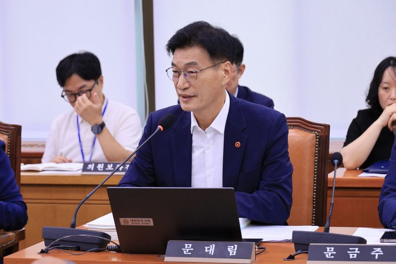 문대림 더불어민주당 의원이 26일 국회 농림축산식품해양수산위원회 결산 전체회의에서 미래대응기금 신설에 따른 농어촌특별세의 목적성 훼손 우려와 제주 당근 농작물재해보험 가입 기준 문제를 질의하고 있다. /사진=문대림 의원실 제공