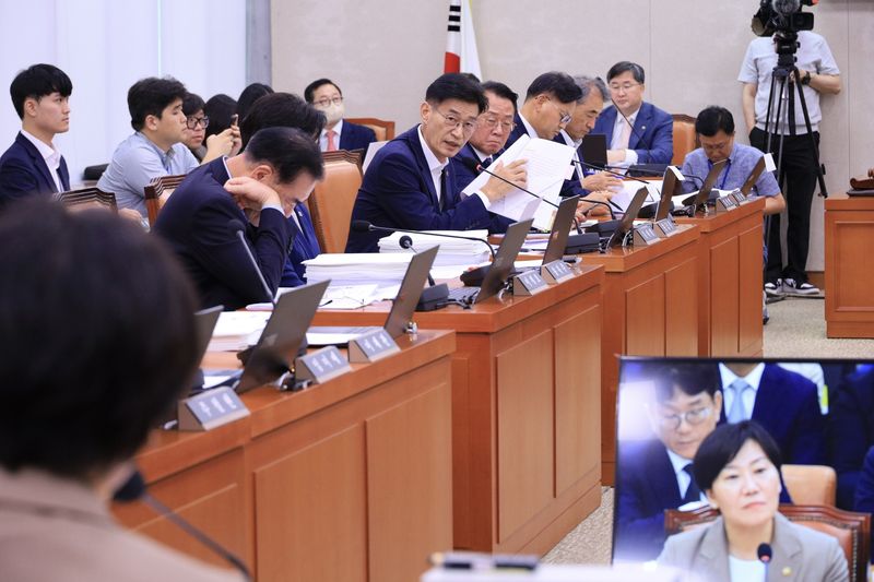 문대림 더불어민주당 의원이 26일 국회 농림축산식품해양수산위원회 결산 전체회의에서 관련 자료를 제시하며 송미령 농림축산식품부 장관에게 질의하고 있다. 송 장관은 농특세가 목적에 맞게 사용되도록 재정당국과 적극 협의하겠다고 답했다. /사진=문대림 의원실 제공