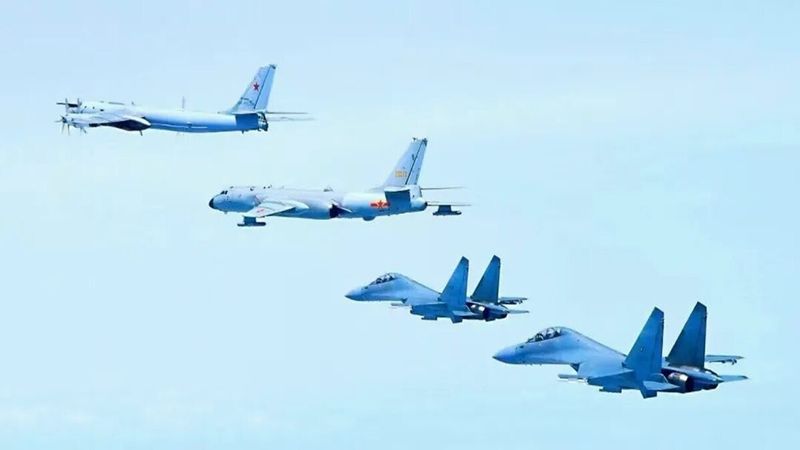 사진은 2023년 5월 24일 중러 양국이 합동 비행훈련을 실시하는 과정에서 중국 훙(H)-6K 폭격기, 러시아 Tu-95MS 전략폭격기, 중국 젠(J)-16 전투기 등이 나란히 비행하는 모습. 뉴시스