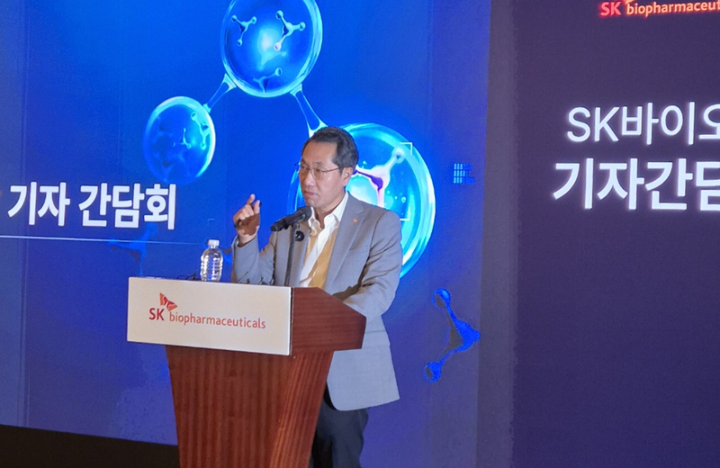 이동훈 SK바이오팜 사장이 26일 서울 웨스틴조선에서 열린 기자간담회에서 오파칼림 도입에 따른 효과와 향후 사업 전략에 대해 설명하고 있다. 사진=강중모 기자