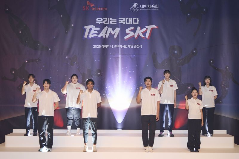 충북 진천 국가대표선수촌에서 열린 2026 아이치·나고야 아시안게임 팀 SKT 출정식에서 선수단이 기념 사진을 촬영하고 있다. 노현승(왼쪽 뒤부터 시계 방향), 황선우, 박혜정, 나마디 조엘진, 오상욱, 도경동, 송세라, 전하영. SK텔레콤 제공