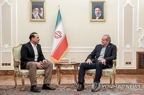 마수드 페제시키안 이란 대통령(오른쪽)과 아심 무니르 파키스탄 육군참모총장.연합뉴스