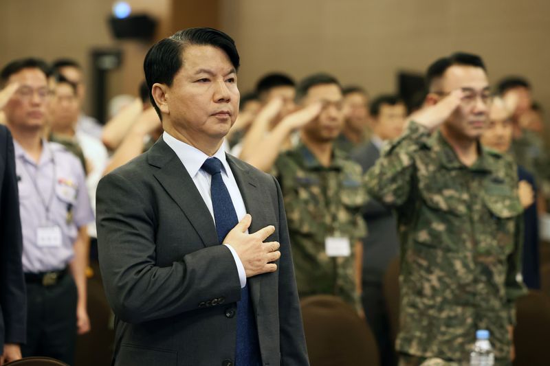 26일 오후 서울 용산구 국방컨벤션에서 열린 국군사관학교 창설 공청회에서 김홍철 국방부 정책실장 등 참석자들이 국민의례를 하고 있다. 공동취재단