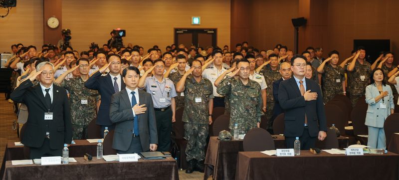 26일 서울 용산구 국방컨벤션에서 열린 국군사관학교 창설 공청회에서 박판준 육군사관학교 총동창회장(앞줄 왼쪽부터), 김홍철 국방부 정책실장, 개혁신당 천하람 당 대표 직무대행 겸 원내대표 등 참석자들이 국민의례를 하고 있다. 공동취재단