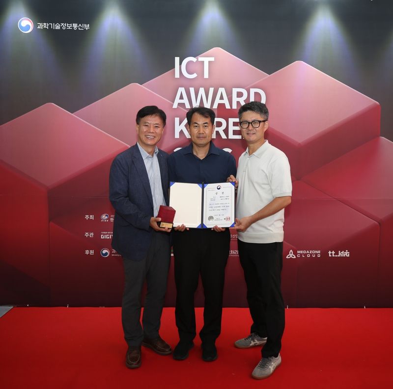 26일 오후 과학기술컨벤션에서 개최된 「ICT Award Korea 2026」에서 앱·웹사이트 분과 최고상 그랑프리(Grand Prix)를 수상한 국방부 관계자들이 기념촬영을 하고 있다.(왼쪽부터 국방부 소프트웨어융합팀장 정병선 서기관, 김병수 사무관, 국방전산정보원 장병원스톱서비스플랫폼구축TF 김유신 중령). 국방부 제공