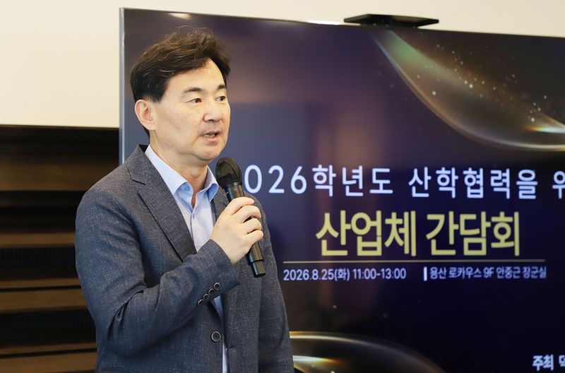 민재홍 덕성여대 총장이 지난 25일 서울 용산 로카우스에서 열린 '2026학년도 산학협력을 위한 산업체 간담회'에서 인사말을 전하고 있다. 덕성여대 제공