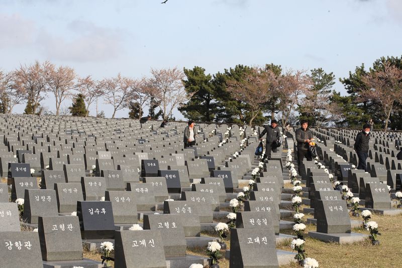 제주4·3평화공원에 조성된 행방불명인 표석 사이로 추모객들이 희생자를 기리고 있다. 제주4·3 보상금 지급 실무심사는 신청 희생자의 86.4%까지 진행됐지만 4·3으로 뒤틀린 가족관계를 바로잡는 정정 심사는 24.3%가 완료됐다. /사진=뉴스1