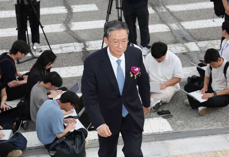 정성호 법무부 장관이 26일 경기 과천시 정부과천청사에서 열린 법무부 장관 이임식을 마치고 이동하고 있다. 뉴스1