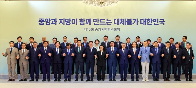 이재명 대통령이 26일 청와대에서 열린 제10회 중앙지방협력회의에서 시·도지사와 중앙부처 관계자 등 참석자들과 기념촬영을 하고 있다. 이날 회의에서는 중앙과 지방의 협력 강화와 지역 균형발전 방안 등이 논의됐다. /사진=뉴시스