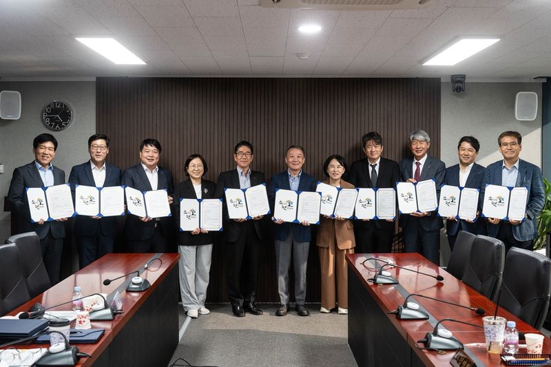 26일 서울 자동차안전하자심의국에서 열린 '2026년 윤리경영 실천서약식'에서 정용식 한국교통안전공단 이사장(왼쪽 다섯번째)을 비롯한 최고경영진과 국민·청년 대표들이 윤리경영 실천서약서를 들어 보이며 기념촬영을 하고 있다. TS 제공