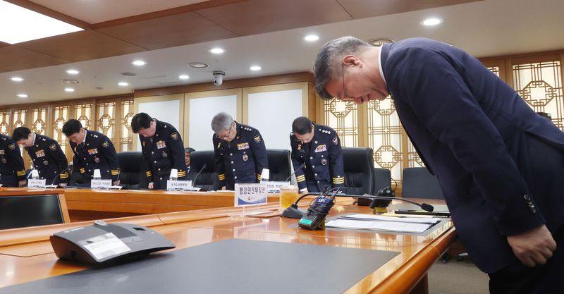 윤호중 행정안전부 장관이 26일 서울 종로구 정부서울청사에서 열린 경찰 지휘부 회의에서 제주 실종 허위종결 사건과 관련해 유재성 경찰청장 직무대행, 홍석기 국가수사본부장 등 참석자들과 대국민 사과를 하고 있다. 공동취재