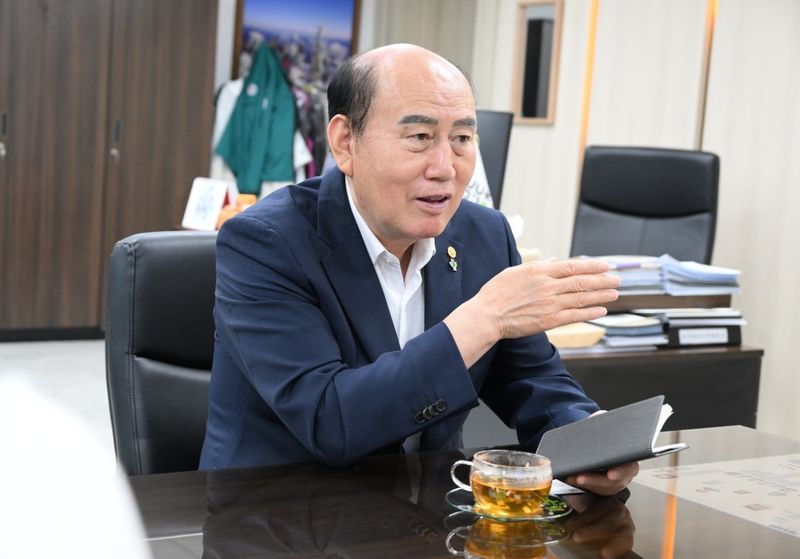 박형덕 동두천시장이 26일 오후 파이낸셜뉴스와의 인터뷰에서 미군 공여지 개발 사업 등에 대한 정책을 설명하고 있다. 동두천시 제공