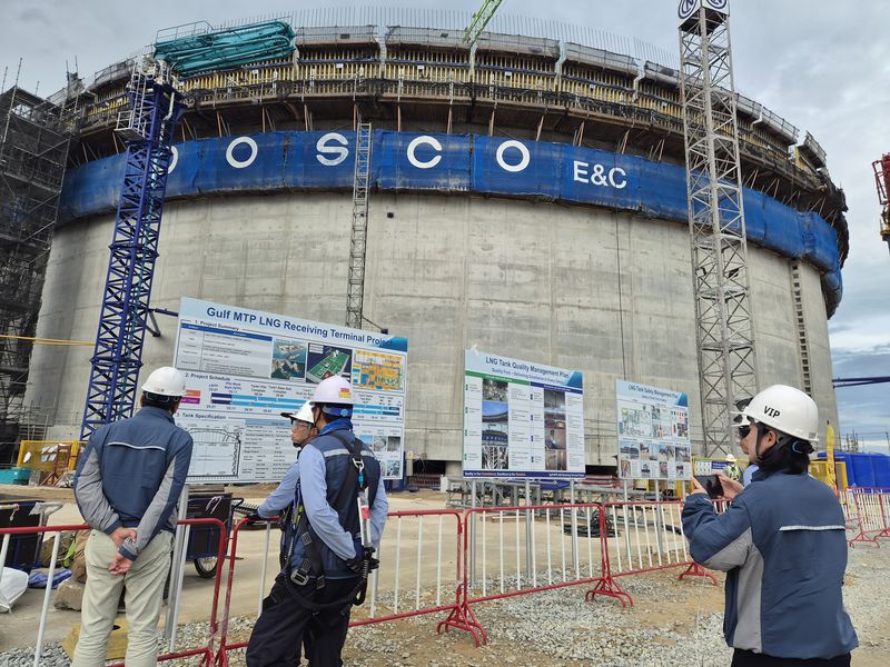 '걸프(Gulf) MTP LNG 터미널' 프로젝트 현장에서 포스코이앤시와 걸프 관계자들이 LNG 탱크 건설 현황을 살펴보고 있다. 사진=전민경 기자