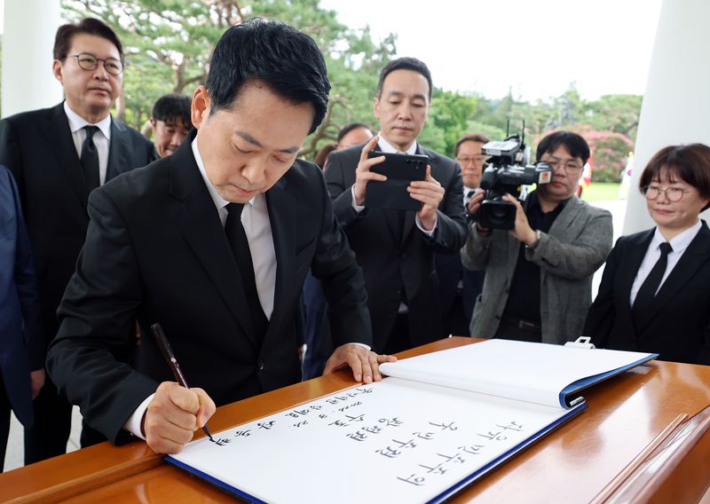 국민의힘 장동혁 대표가 취임 1주년을 맞은 26일 서울 동작구 국립서울현충원을 찾아 현충탑을 참배한 뒤 방명록을 작성하고 있다. 연합뉴스
