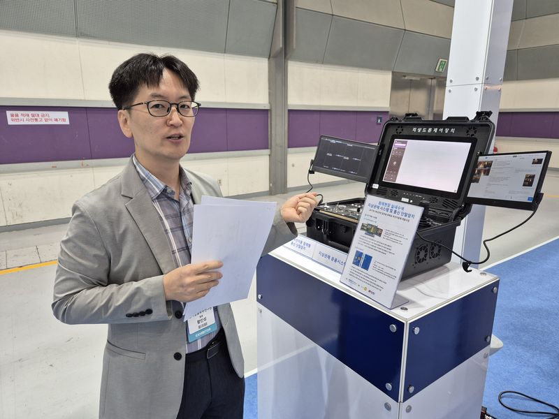 황인성 과학기술정보통신부 무인이동체원천기술개발사업단 기술총괄팀장이 26일 서울 강남구 코엑스에 열린 '2026 무인이동체X민군협력 엑스포(UWCXCIMEX2026)'에서 기자와 만나 사업단이 개발중인 화재 현장 실내수색 무인이동체 시스템에 대해 설명하고 있다. 사진=연지안 기자