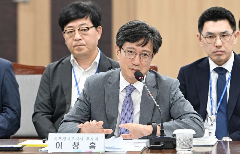 이창흠 제주특별자치도 기후경제부지사가 후보자 신분이던 지난 8월26일 제주도의회 의원회관 대회의실에서 열린 인사청문회에서 제주 제2공항 환경영향평가와 갈등 해법에 대한 입장을 설명하고 있다. 제주도는 제2공항 환경영향평가 초안 제출 즉시 중점평가사업 지정, 전문기관 교차검증 확대, 도의회 동의 전 도민 의견수렴을 담은 3대 방침을 마련했다. 사진=제주특별자치도의회 제공
