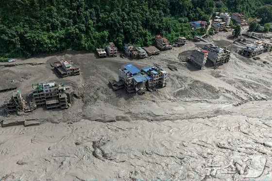 네팔 트리슐리에서 갑작스러운 홍수가 발생해 강변의 집들이 일부 물에 잠겨 있다. AFP=뉴스1