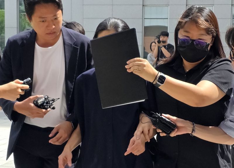 지난 11일 자신의 외손자를 학대해 숨지게 한 혐의를 받고 있는 외할머니 A 씨가 구속영장 실질심사를 받기 위해 천안시 대전지법 천안지원으로 들어가고 있다. 2026.8.11 ⓒ 뉴스1 이시우 기자