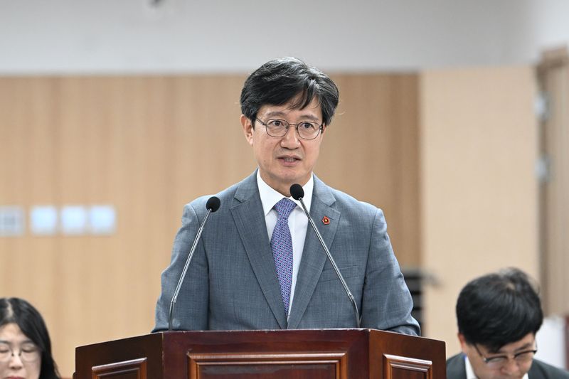 이창흠 제주특별자치도 기후경제부지사 후보자가 26일 제주특별자치도의회에서 열린 인사청문회에서 모두발언을 하고 있다. 제주도의회 인사청문특별위원회는 이날 기후·환경 분야 전문성과 중앙정부 정책 경험 등을 평가해 이 후보자 임명에 ‘적합’ 의견을 냈다. /사진=제주특별자치도의회 제공