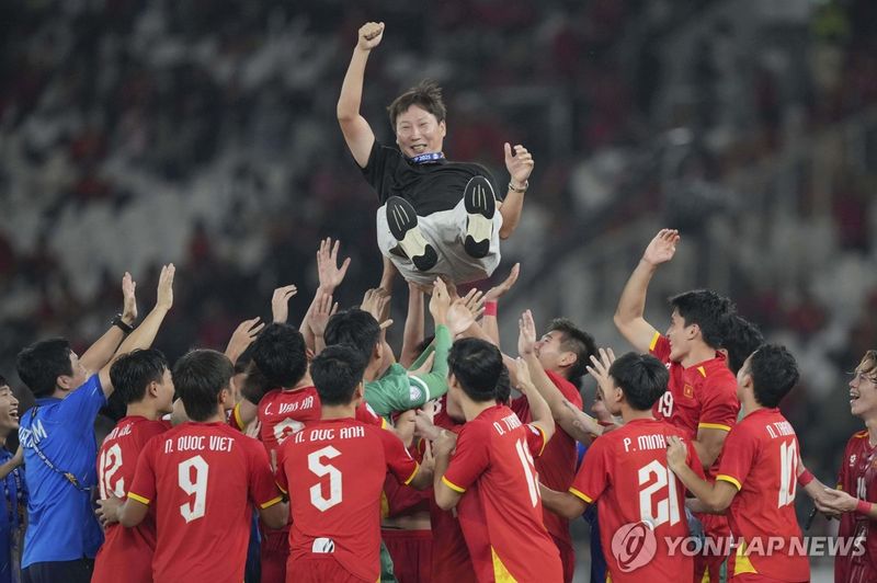 2025 AFF U-23 챔피언십 우승 당시 김상식 감독을 헹가래 치던 베트남 선수들.연합뉴스
