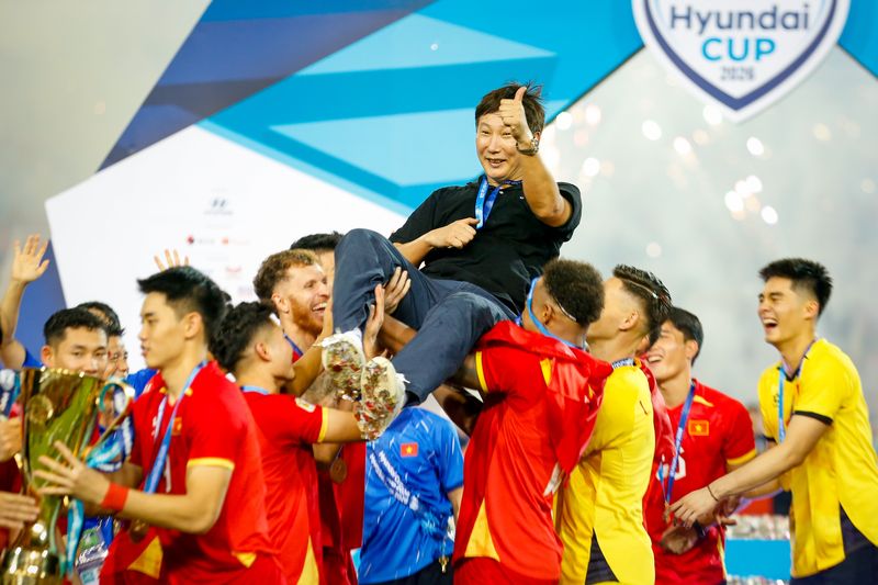 26일 베트남 하노이 미딘 국립경기장에서 열린 2026 아세안컵 베트남과 태국의 결승전에서 승리한 후, 김상식 감독과 베트남 대표팀 선수들이 시상식에서 우승을 자축하고 있다. EPA연합외상