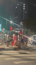 26일 김상식 감독이 이끄는 베트남 축구 국가대표팀이 아세안컵 2연패를 달성한 가운데, 베트남 하노이 서호 인근 횡단보도에서 시민들이 국기인 금성홍기를 들고 거리 응원을 펼치고 있다. 사진=김준석 특파원