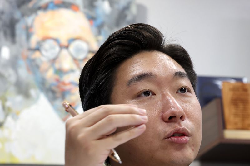 더불어민주당 김용만 의원이 지난 24일 국회 의원회관 자신의 의원실에서 연합뉴스와 인터뷰하고 있다. 연합뉴스