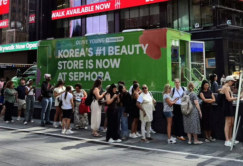 타임스퀘어 올리브영 팝업 트럭에 긴 줄 (출처=연합뉴스)
