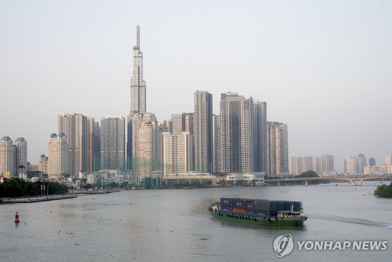 베트남 경제 중심지인 남부 호찌민시 앞바다를 오가는 컨테이너선의 모습 (출처=연합뉴스)
