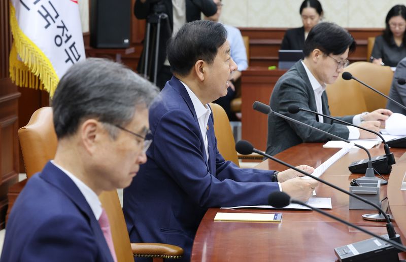 구윤철 부총리 겸 재정경제부 장관이 27일 정부서울청사에서 열린 대외경제장관회의에서 발언하고 있다. 연합뉴스