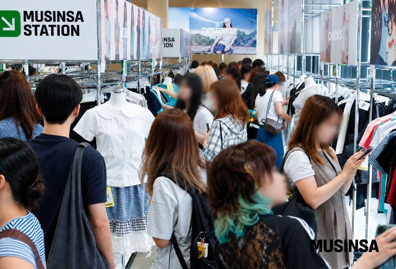 이달 도쿄에서 열린 '무신사 스테이션 인 하라주쿠' 팝업 방문객들이 매장을 둘러보고 있다 .무신사 제공