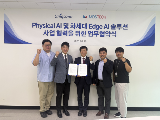 사진 좌측부터 유니컨 강성민 이사, 김영동 대표, MDS테크 이창열 대표, 이재승 상무, 박성언부장이 기념촬영중. MDS테크 제공.