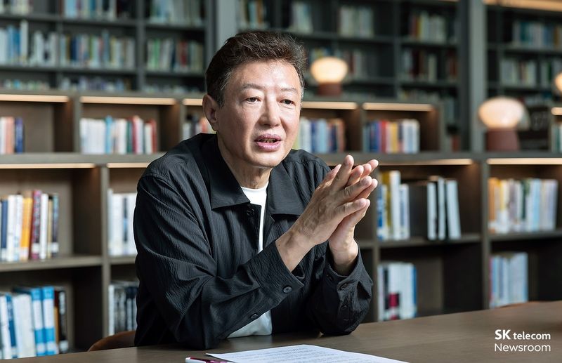 김난도 SK텔레콤 고객신뢰 위원회 위원이 SK텔레콤 뉴스룸과 인터뷰를 하고 있다. SK텔레콤 뉴스룸 제공