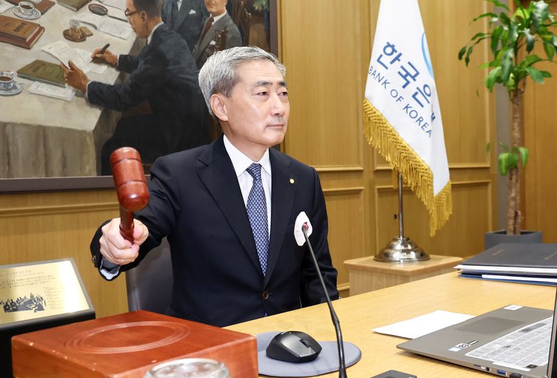 신현송 한국은행 총재가 27일 오전 서울 중구 한은에서 열린 금융통화위원회 회의에서 의사봉을 두드리고 있다. 뉴스1