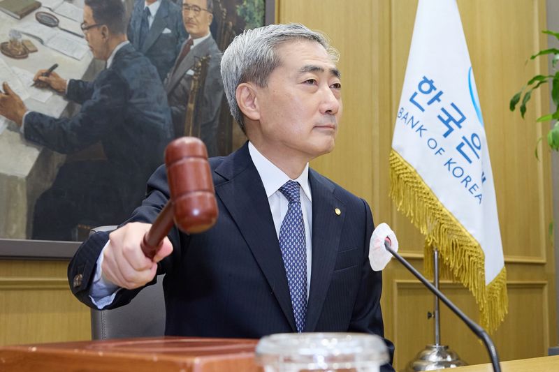 신현송 한국은행 총재가 27일 서울 중구 한은 본관에서 열린 금융통화위원회 본회의에서 의사봉을 두드리고 있다. 한은 제공