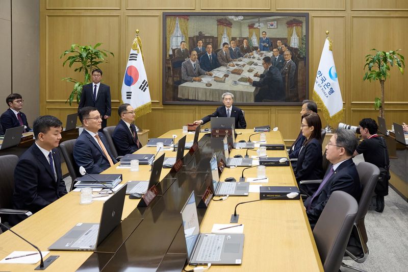 신현송 한국은행 총재(가운데)가 27일 서울 중구 한은 본관에서 금융통화위원회 본회의를 주재하고 있다. 한은 제공