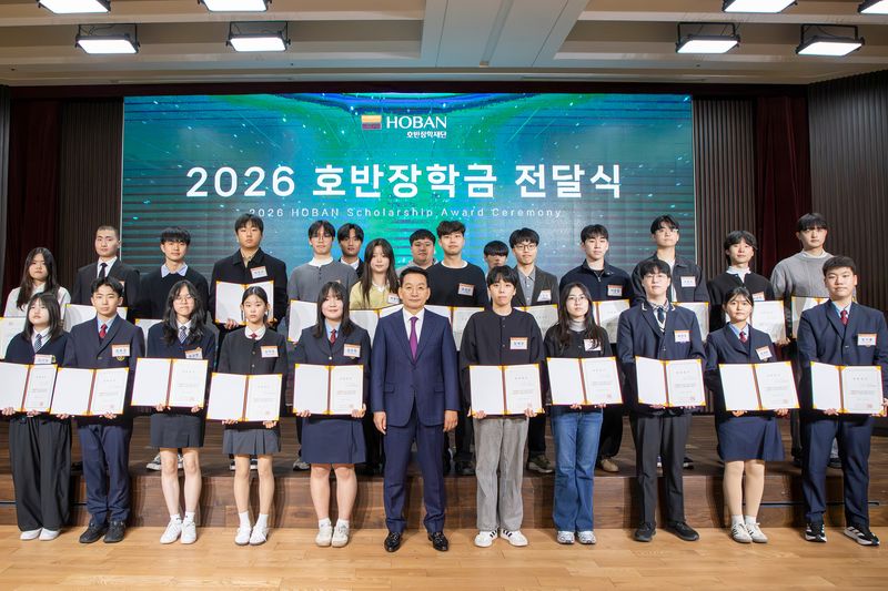 김상열 호반장학재단 이사장(가운데)과 장학생들이 서울 서초구 호반그룹 본사에서 최근 열린 '2026년 호반장학금 전달식' 행사를 마친 뒤 기념촬영을 하고 있다. 호반그룹 제공
