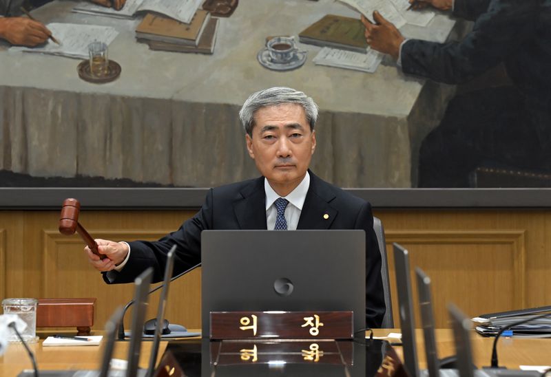 신현송 한국은행 총재가 27일 서울 중구 한은에서 열린 금융통화위원회 본회의에 참석해 의사봉을 두드리고 있다. 연합뉴스