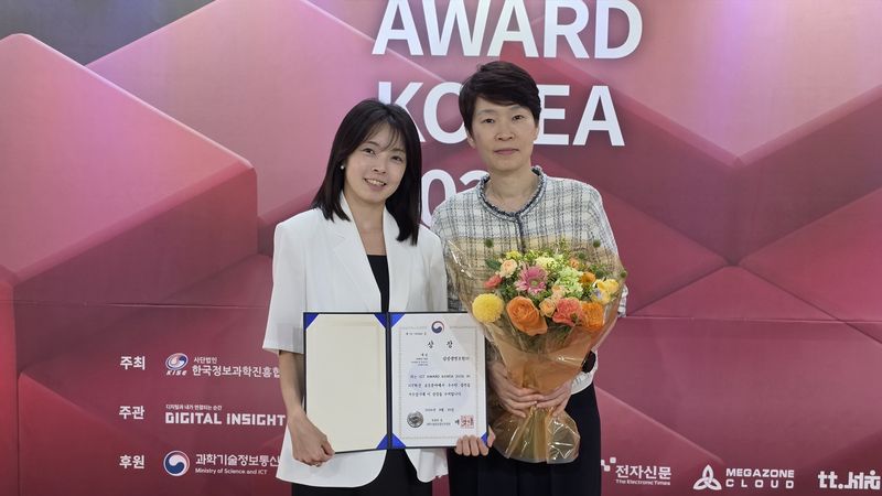 오른쪽부터 삼성생명 CSM전략팀 권영임상무, 조현경프로가 상장을 들고 기념 촬영을 하고 있다. 삼성생명 제공
