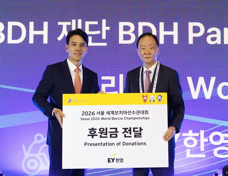 27일 서울 여의도 EY한영 본사에서 열린 열린 '2026 서울 세계보치아선수권대회 후원금 전달식'에서 이복한 EY한영 마켓부문대표(왼쪽)와 강성희 서울세계보치아선수권대회 조직위원장과 기념촬영을 하고 있다. EY한영 제공.
