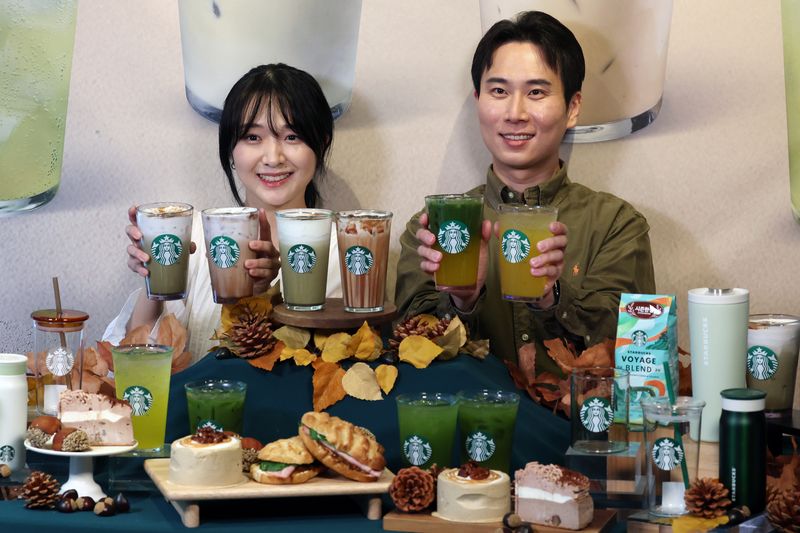 지난 8월27일 서울 중구 스타벅스 한국프레스센터점에서 모델들이 가을 시즌을 맞아 '블랙 글레이즈드 라떼'와 호지차를 활용한 신메뉴 '호지 글레이즈드 티 라떼'를 선보이고 있다. 뉴시스