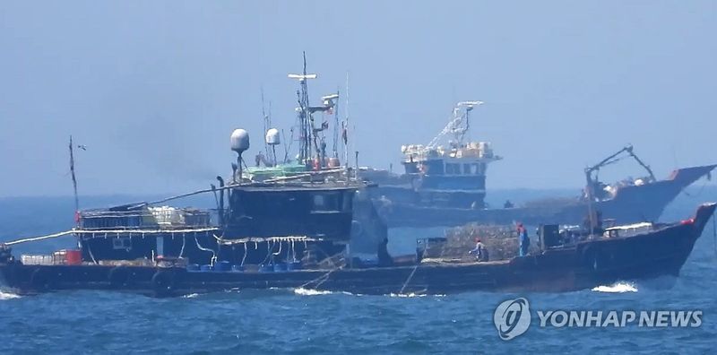 해경에 나포된 불법조업 중국어선. 연합뉴스