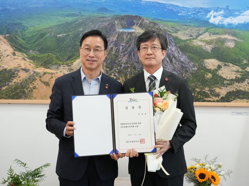 위성곤 제주특별자치도지사와 이창흠 신임 기후경제부지사(왼쪽부터)가 27일 제주도청에서 임용장을 들고 있다. 이 부지사는 민선9기 첫 기후경제부지사로 청정에너지 전환과 AI·우주·바이오 등 미래산업 육성을 총괄한다. /사진=제주특별자치도 제공