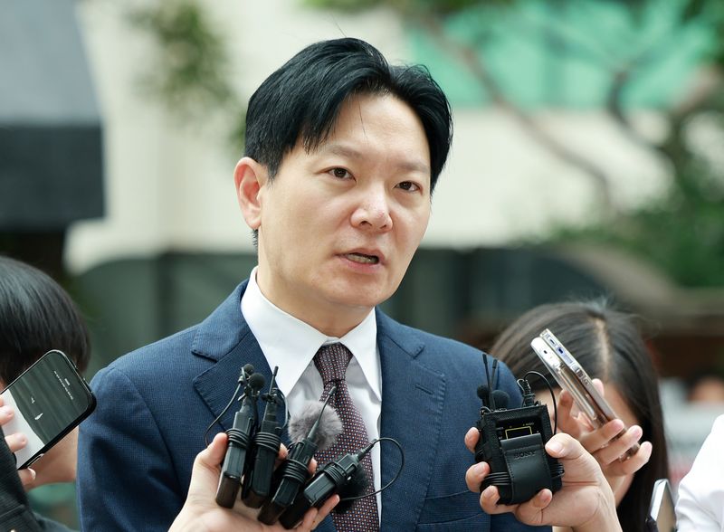 국회 국정조사 청문회에서 증인 선서를 거부한 혐의 등으로 고발된 박상용 인천지검 부부장검사가 27일 오전 서울 마포구 서울경찰청 광역수사단으로 출석하며 취재진의 질문에 답하고 있다. 뉴스1