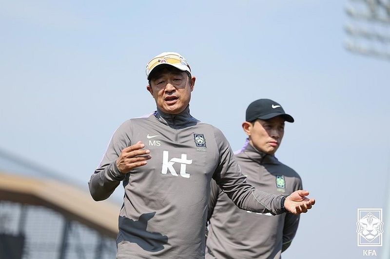 훈련 지휘하는 이민성 감독 (출처=연합뉴스)