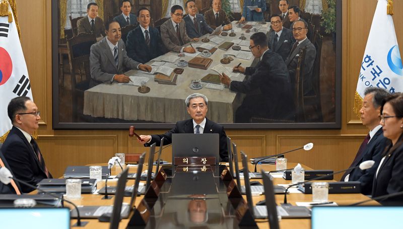 신현송 한국은행 총재가 27일 오전 서울 중구 한국은행에서 열린 금융통화위원회 회의에서 의사봉을 두드리고 있다. /사진=뉴스1
