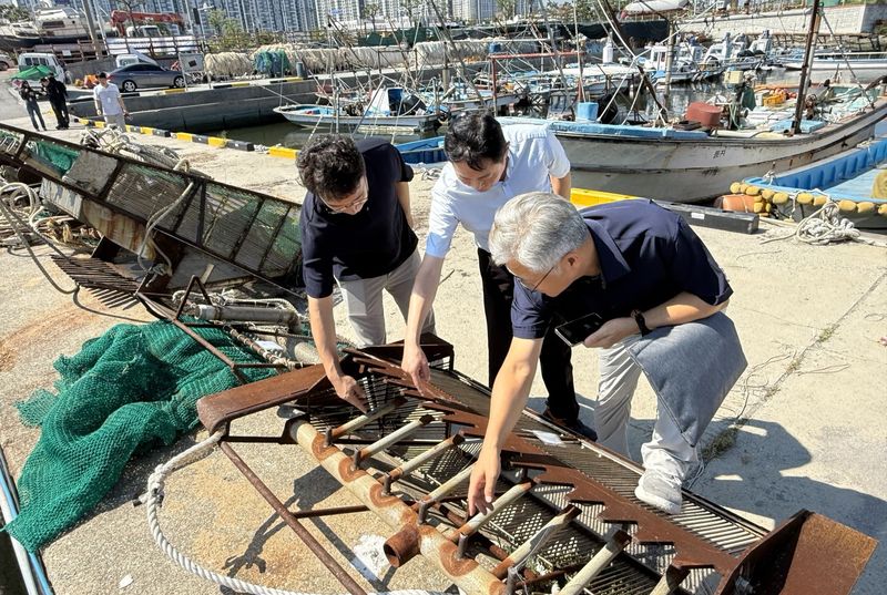 동해어업관리단과 부산시 직원들이 부산 강서구 명지동 일대에서 ‘불법 변형어구 근절 합동점검’을 시행하고 있는 모습. 동해어업관리단 제공