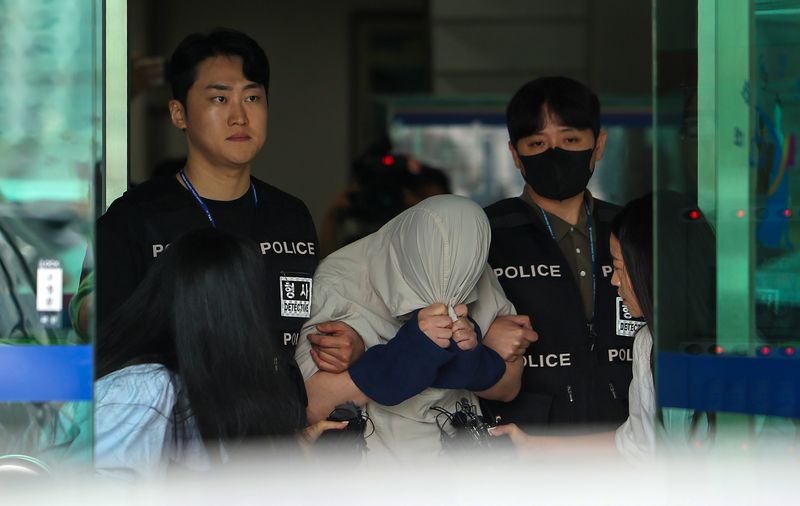 경북 경산에서 20대 중국인 여성 유학생을 살해한 혐의를 받는 중국인 대학 강사 정모씨(31)가 27일 대구 수성구 대구지방법원에서 열린 구속 전 피의자 심문(영장실질심사)을 받은 후 이동하고 있다. 2026.08.27. /사진=뉴시스