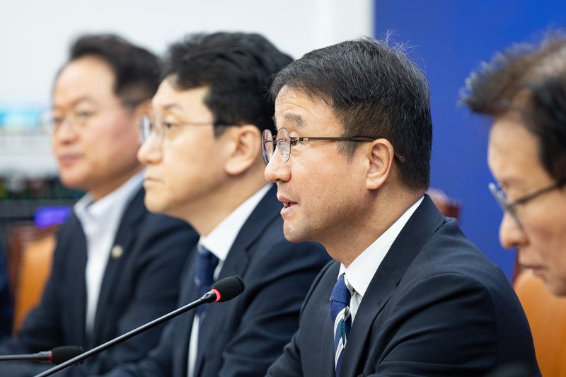 한병도 더불어민주당 원내대표가 27일 서울 여의도 국회에서 열린 정책조정회의에서 발언하고 있다. 뉴스1